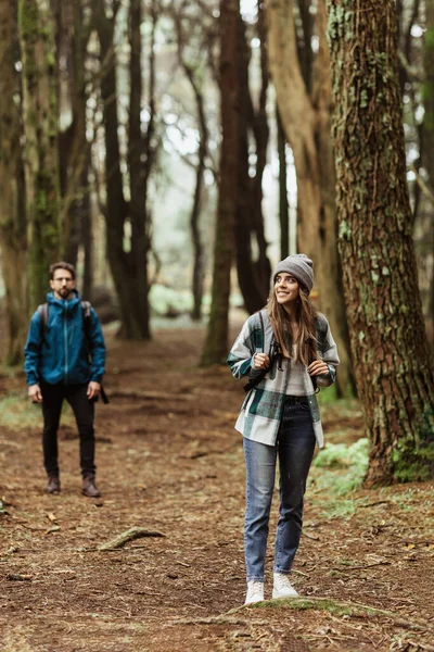 Happy Millennial Caucasian Man Woman Jackets Backpacks Travel Cold Forest — Stock Photo, Image