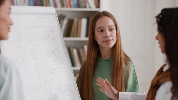 Group Young Friendly Women Groupmates Standing Whiteboard Classroom Discussing Formulas — Stockvideo