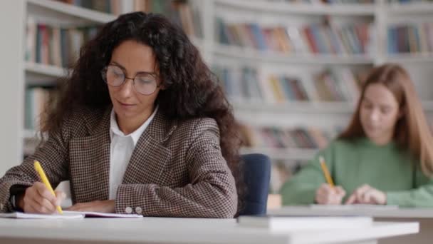Offline Schooling Group Smart Clever Young Women Students Studying College — Vídeo de Stock