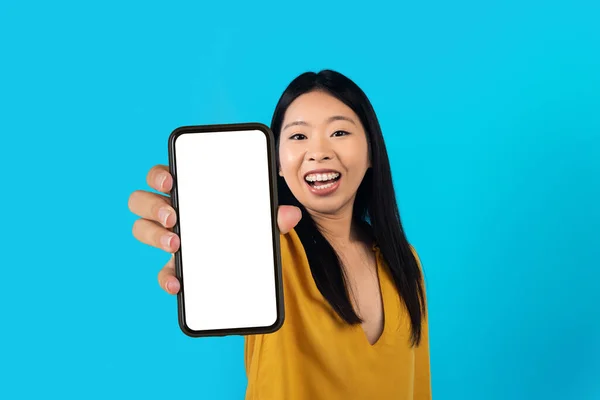 온라인 제안이야 유쾌하고 아름다운 머리의 스크린을 새로운 스마트폰을 웃으면서 스튜디오 — 스톡 사진