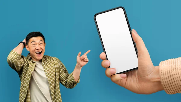 Excited Asian Man Pointing Blank Smartphone Huge Hand 놀랬다 Guy — 스톡 사진