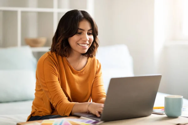 Remote Work Concept Happy Young Arab Woman Working Laptop Home — Foto Stock