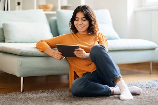 Lächelnde Junge Araberin Entspannt Mit Digitalem Tablet Hause Glückliche Millennial — Stockfoto