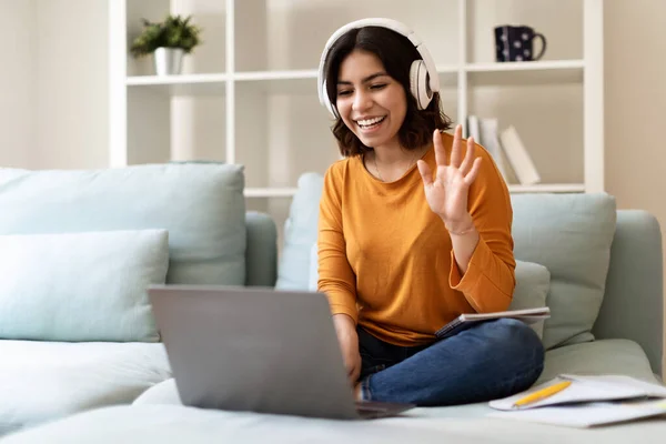 Telekonferenz Konzept Fröhliche Araberin Die Hause Laptop Videoanrufe Tätigt Glückliche — Stockfoto