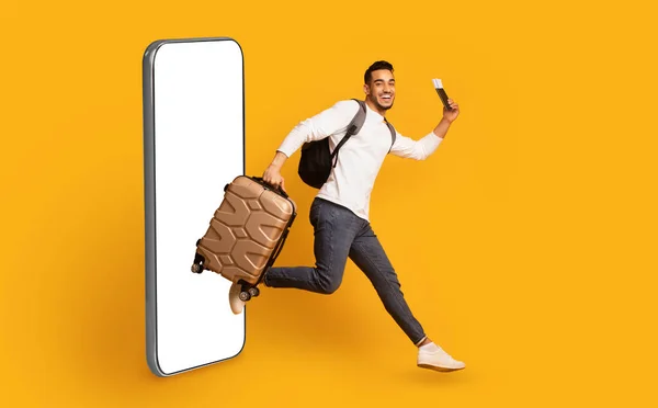 Portret Młodego Arabskiego Mężczyzny Skaczącego Walizką Wychodzącego Dużego Smartfona Gotowy — Zdjęcie stockowe