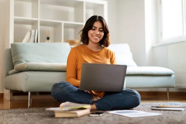 Distance Learning Happy Young Middle Eastern Woman Study Laptop Home — Foto Stock