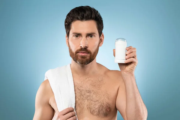 Snygg Skjorta Man Med Handduk Axeln Visar Deodorant Poserar Efter — Stockfoto