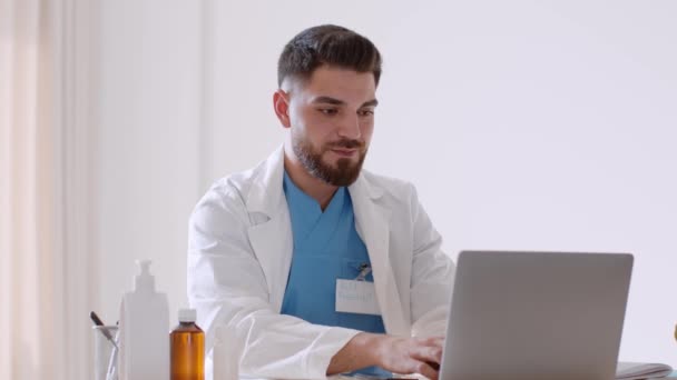 Professionell Medicin Koncept Ung Positiv Mellanösterländsk Man Läkare Arbetar Laptop — Stockvideo