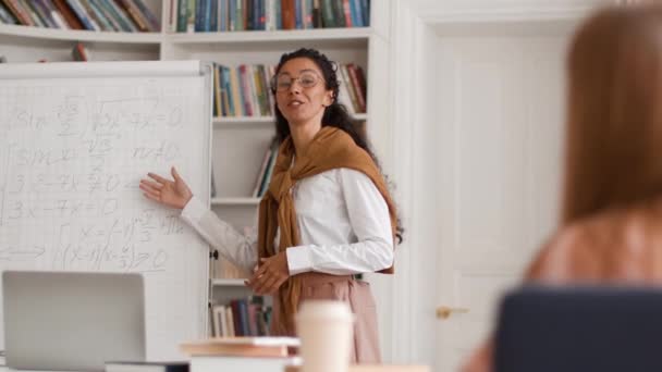 Offlineutbildning Professionell Ung Kvinna Lärare Glasögon Står Nära Whiteboard Med — Stockvideo
