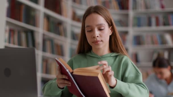 Час Самоосвіти Молода Позитивна Студентка Читає Наукову Книгу Публічній Бібліотеці — стокове відео