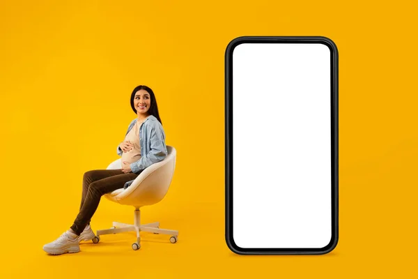 Mobile App Excited Expectant Woman Sitting Huge Blank Smartphone Blank — ストック写真