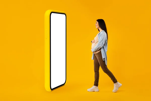 Happy Pregnant Woman Walking Big Smartphone Blank Screen Expectant Lady — Photo