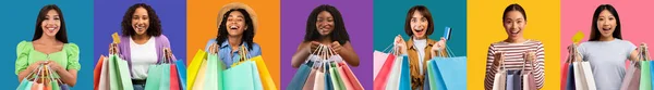 Lächelnd Diverse Ladys Shopaholic Lässig Mit Vielen Paketen Zeigen Kreditkarte — Stockfoto