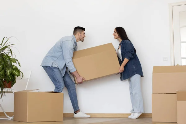 Happy Young Couple Carrying Big Cardboard Box Bellongings Home Cheerful — Zdjęcie stockowe