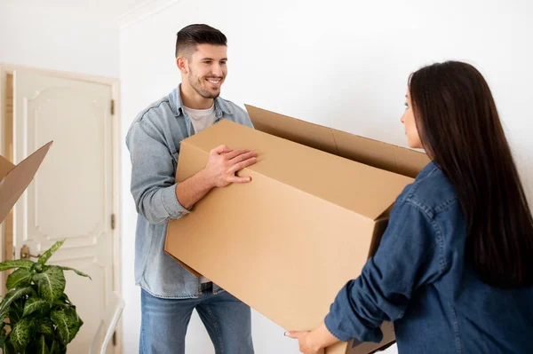 Closeup Shot Happy Couple Carrying Box Belongings While Moving Home —  Fotos de Stock