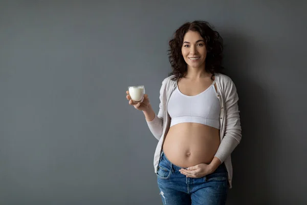 Healthy Drink Portrait Beautiful Pregnant Female Holding Glass Milk Embracing — Fotografia de Stock