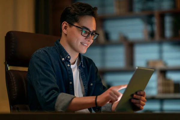 Sorrindo Jovem Empreendedor Profissional Segurar Usando Tablet Digital Usando Software — Fotografia de Stock