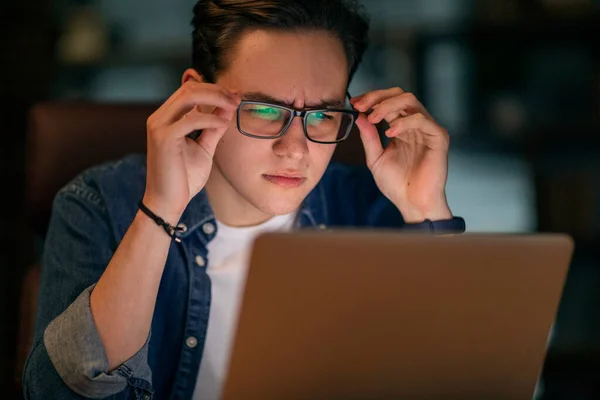 Young Male Casual Clothes Concentrated Guy Adjusting Eyeglasses While Working — Foto Stock