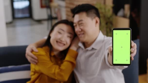 Yakın Plan Akıllı Telefon Görüntüsü Yeşil Renkli Ekran Erkek Elinde — Stok video