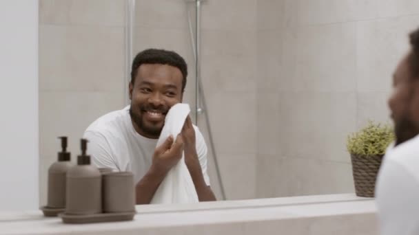 Morning Hygiene Concept Shoulder Portrait Young Positive African American Guy — ストック動画