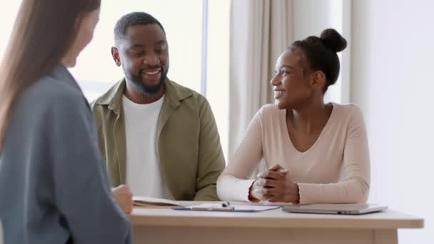 Zufriedene Hausbesitzer Junge Positive Afrikanisch Amerikanische Mann Und Frau Unterzeichnung — Stockvideo