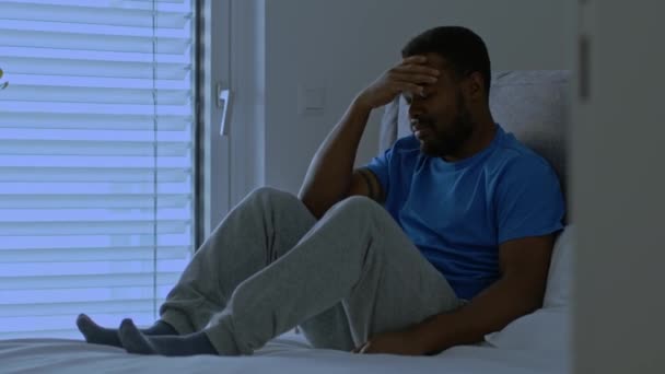 Depresión Trastorno Del Sueño Joven Estresado Infeliz Afroamericano Chico Sentado — Vídeos de Stock