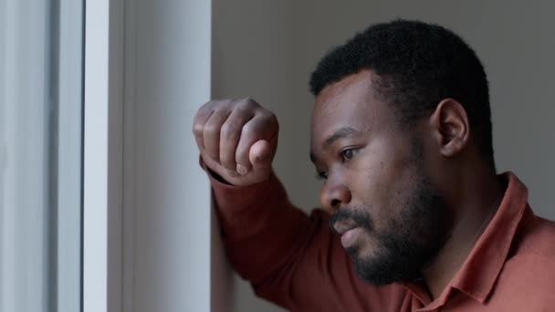Mevsimsel Duyarsızlık Konsepti Depresyondaki Genç Afro Amerikan Bir Adamın Yakın — Stok video