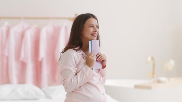 Mystery Pregnancy Young Pregnant Woman Holding Blue Pink Cards Guessing — 图库视频影像