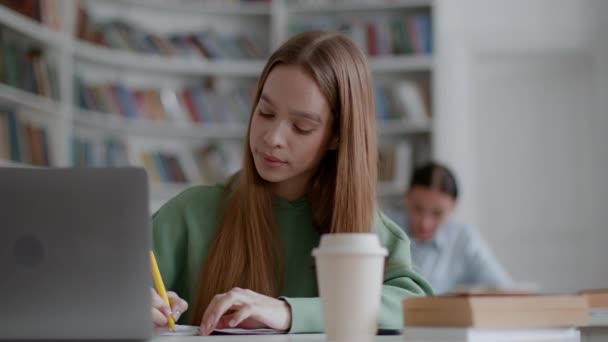 Proces Edukacji Zbliżenie Portret Młodej Skoncentrowanej Studentki Piszącej Notatki Copybooku — Wideo stockowe