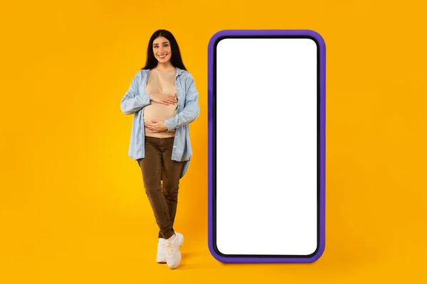 Happy Pregnant Lady Posing Big Blank Smartphone White Screen Recommending — Photo