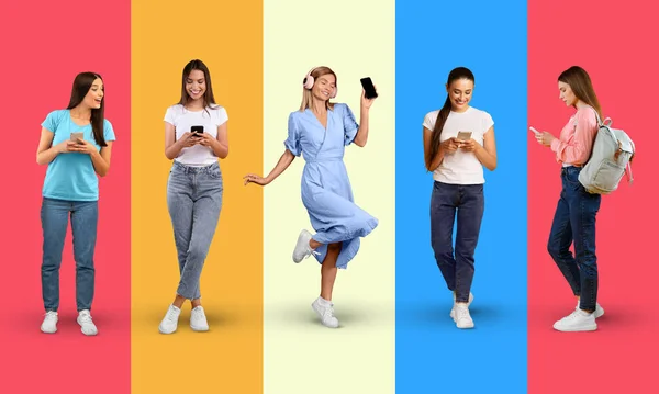 Lachende Jonge Europese Vrouwen Casual Koptelefoon Typen Smartphone Geïsoleerd Kleurrijke — Stockfoto