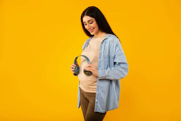 Happy Expectant Woman Holding Headphones Belly Playing Melody Baby Womb — Photo
