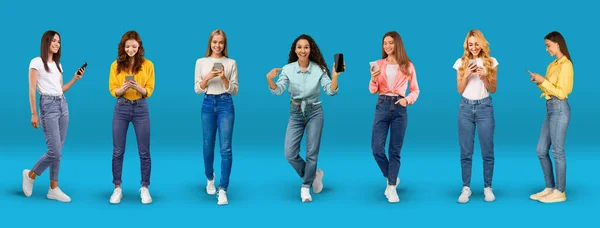 在智能手机上随意打字的快乐的年轻国际女性 用空白屏幕显示手机 蓝色背景 工作室 生活方式 在线交流和新应用 — 图库照片