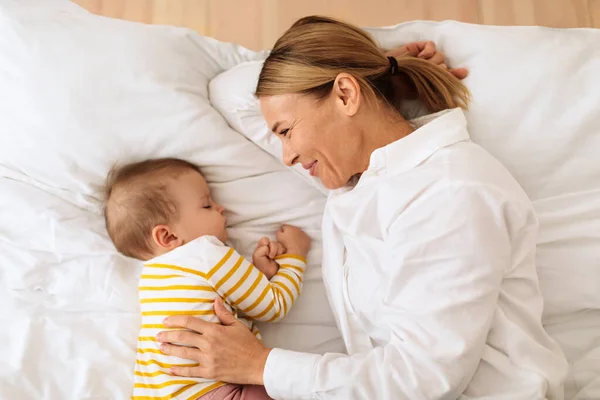 Concept Mode Vie Maternité Bonne Mère Aimante Couchée Avec Bébé — Photo
