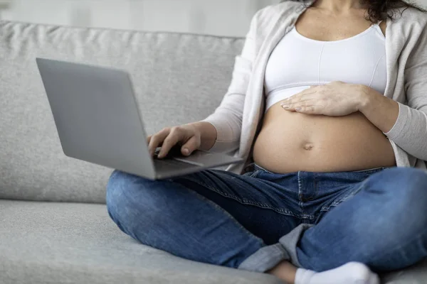 Pregnancy Leisure Unrecognizable Pregnant Woman Using Laptop Computer Home Young — Stock Photo, Image