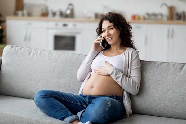 Portrait Beautiful Young Pregnant Woman Talking Cellphone Home Smiling Expectant — Stock Photo, Image