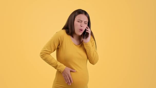 Acil Durum Çağrısı Genç Üzgün Karın Ağrısı Çeken Hamile Bir — Stok video