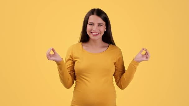 Ειρηνική Εγκυμοσύνη Νεαρή Ήρεμη Έγκυος Γυναίκα Διαλογίζεται Και Χαϊδεύει Μεγάλη — Αρχείο Βίντεο