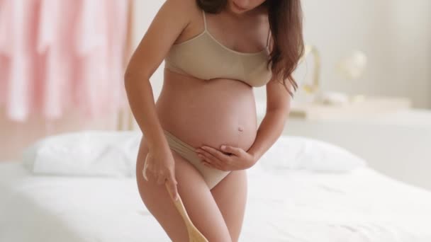 Körperpflege Während Der Schwangerschaft Junge Unkenntliche Schwangere Unterwäsche Die Cellulite — Stockvideo