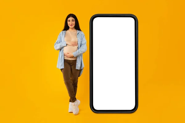 Mobile Mockup Expectant Lady Posing Big Smartphone Blank Screen Embracing — Stockfoto