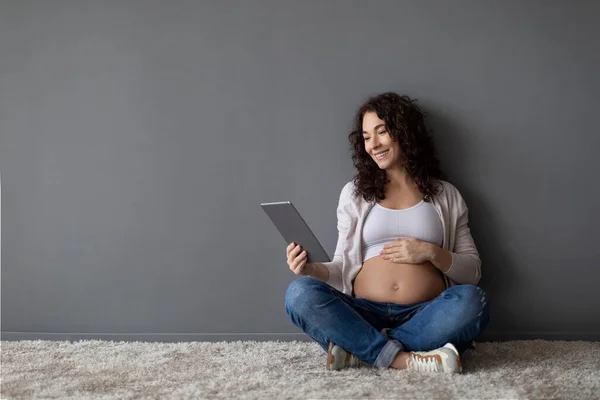 Smiling Pregnant Woman Digital Tablet Relaxing Floor Home Happy Beautiful — Zdjęcie stockowe