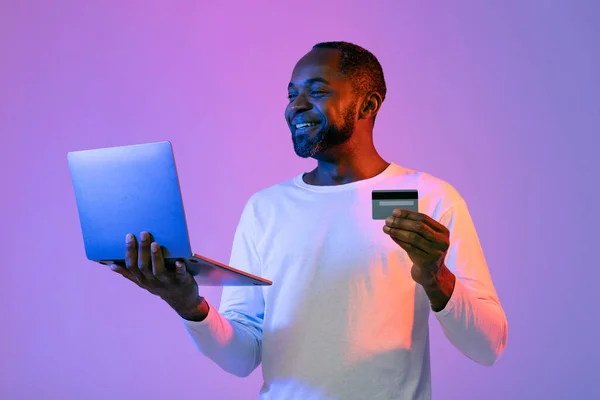Mutlu Sakallı Olgun Afro Amerikalı Beyaz Bilgisayarlı Kredi Kartlı Bir — Stok fotoğraf