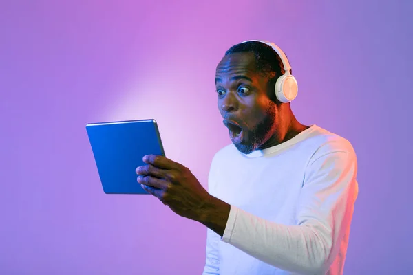 Surprised Mature Black Man White Checking Newest Entertaining Mobile Application — Stockfoto