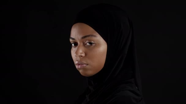 Semi Profile Portrait Young Depressed Muslim African American Woman Hijab — Wideo stockowe