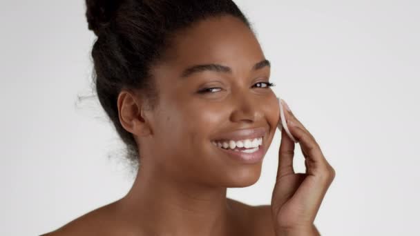 Close Portrait Young Beautiful African American Woman Applying Facial Powder — Αρχείο Βίντεο