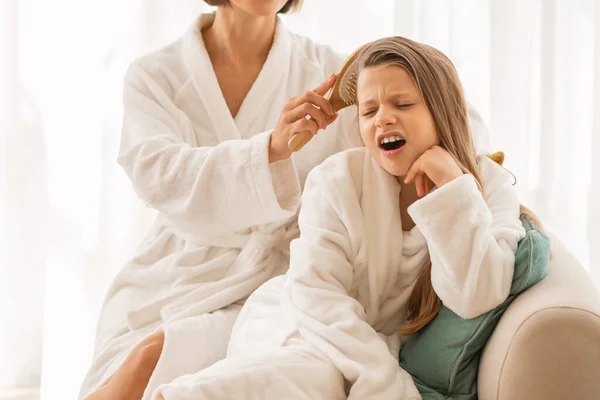 Mother Combing Tangled Hair Her Daughter Bath Little Girl Feeling — Stok fotoğraf