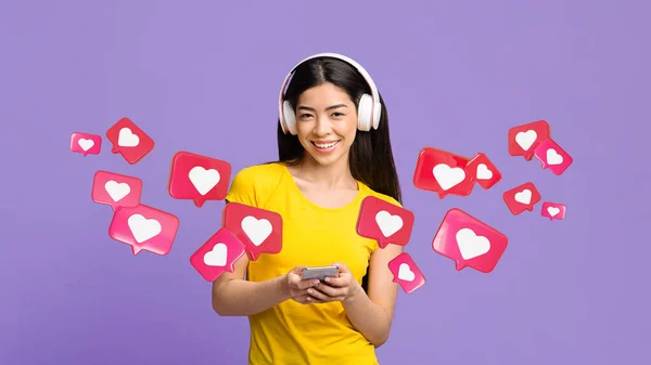 Örülök Tini Fiatal Diák Fejhallgató Romantikus Chat Szívvel Telefonon Élvezi — Stock Fotó