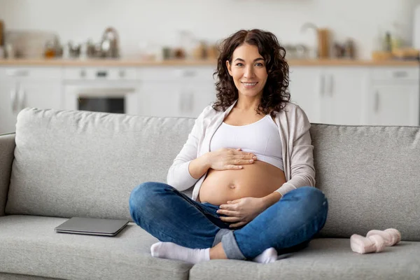 Pregnancy Leisure Happy Young Pregnant Female Relaxing Couch Home Beautiful — Fotografia de Stock