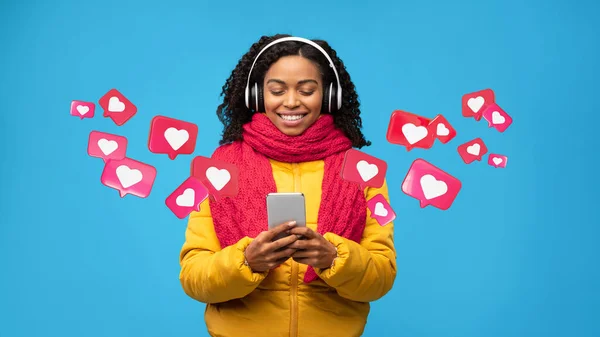 Cheerful Young Black Female Scarf Jacket Headphones Has Romantic Chat — Photo