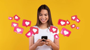 Bin yıllık beyaz bir bayanın akıllı telefondan kalplerle romantik sohbetler etmesine, mesajlardan, turuncu arka planda iletişimden, stüdyodan, panoramadan hoşlanmasına sevindim. İlişkiler ve aşk, uzaktan flört uygulaması.
